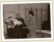 (7/85): Wrczenie Nagrody Burmistrza pani Mirce NIewiadomskiej.